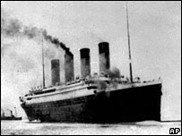 Titanic deixa Southampton antes de sua primeira viagem pelo Atlântico, em 10 de abril de 1912