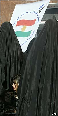 زنان کرد عراقی در جريان گردهمايی انتخاباتی 