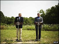 جورج بوش و یاپ دی هوپ شفر