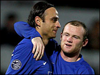 Berbatov và Rooney ăn mừng bàn thắng