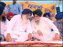 पूर्व मुख्यमंत्री प्रकाश सिंह बादल और पूर्व वित्त मंत्री कैप्टन कंवलजीत सिंह