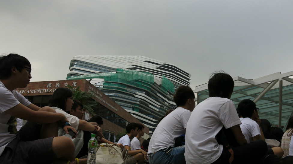 理工大學學生在陰天下舉行罷課誓師大會(BBC中文網記者葉靖斯攝22/9/2014)