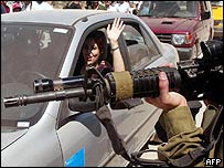 Palestinos são parados em posto de controle israelense, em Ramallah