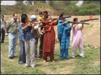 بھارتی خواتین شوٹنگ کی ٹرینگ لیتے ہوئے