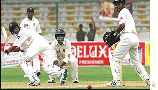 یاسر نے میدان کے چاروں طرف خوبصورت سٹروکس کھیلے