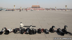 北京天安门广场上摄影记者们留下一列照相机镜头（13/3/2012）