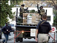 Marinsa amerikanë në rrugët e Port-au-Prince