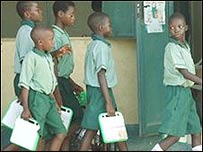 एक्स ओ लैपटॉप के साथ नाइजीरियाई बच्चे