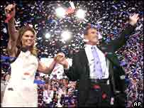 Arnold Schwarzenegger e sua mulher, Maria, num posto de votação