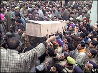 शव के साथ कश्मीरी