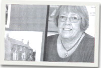 Anna Jones gyda'r lluniau yn Neuadd Rabar.