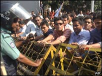 रास्ता रोके प्रदर्शनकारी