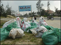 Tràn dầu trên bãi biển Hội An (ảnh của thính giả Hồ Tấn Vũ gửi cho BBC)