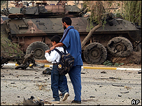 Bağdat'ta patlama meydana gelen yerde Iraklı bir baba ve oğlu