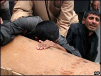 Irak'ta bir tabutun başında ağlayan insanlar