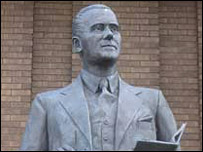 Mitchell's statue outside the City Museum, Hanley