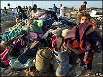 Soldadas choram durante funeral de colega morto por palestinos em Morag