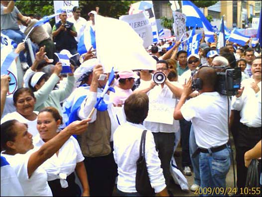 Manifestación a favor de Micheletti y en contra de Zelaya