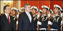 Gordon Brown escorted by Chinese Premier Wen Jiabao