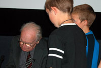 T Llew yn arwyddo ei lyfrau