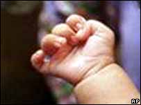 نجات نوزاد زنده به گور شده در هند