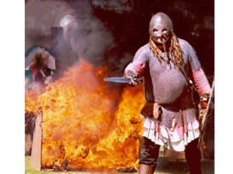 'Milwr' mewn gwisg Llychlynaidd a chleddyf