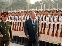 Bộ trưởng Quốc phòng Tào Cương Xuyên và Donald Rumsfeld duyệt đội danh dự