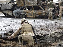 Soldado dos EUA verifica escombros do carro-bomba em Samarra