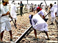 रेल की पटरियाँ उखाड़ते गूजर समुदाय के लोग (फ़ाइल फ़ोटो) 