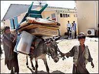 حمل صندوق و ملزومات رای گيری به حوزه اخذ رای