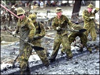 राहत कार्य में लगे विदेशी सैनिक