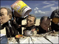 Manifestantes se vestem como líderes do G-8