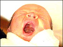 تصویر کودک در حال خمیازه کشیدن 