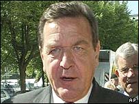 O chanceler alemão, Gerhard Schröder, durante entrevista