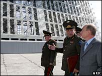 Vladimir Putin inspectează o instalaţie radar 