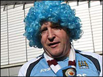 City fan in blue wig