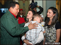 O presidente da Venezuela, Hugo Chávez, e familiares de reféns das Farc, em encontro em Caracas