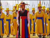 Slavnostní ceremonie před prezidentským palácem v Soulu