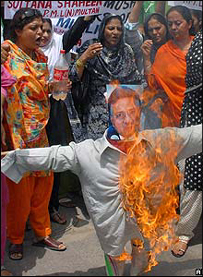 لاريون کوونکي د مشرف څېرې ته اور ورته کړى دى 