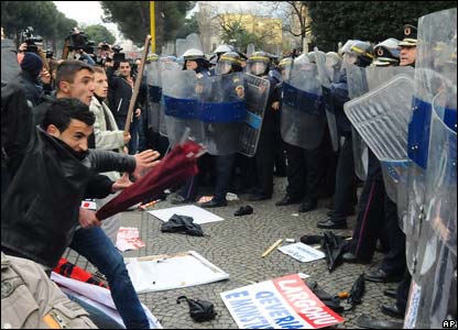 Mijëra protestues u mblodhën në rrugët e kryeqytetit shqiptar Tiranë për të demonstruar kundër qeverisë në një protestë që u kthye shpejt në një përplasje të dhunshme.
