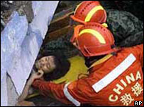 救援人员从废墟中救出一名学生