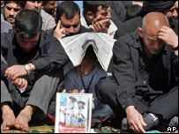 Xiitas rezam em mesquita de Bagdá na sexta-feira