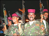 Iráčtí vojáci oslavují vznik návrhu irácké ústavy