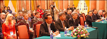 GSTS Mazyrin (ngồi cạnh nữ khoa học gia mặc áo dài đỏ) tại phủ chủ tịch