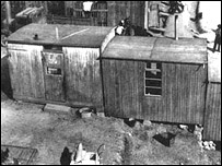 Od 1. srpna 1942 byli do tábora transportovány romské rodiny