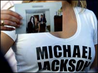 مائیکل جیکسن کی ایک فین ان کی حمایت میں ہونے والے مظاہرے میں