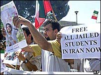 همه صادرکنندگان بيانيه ها خواستار آزادی دانشجويان زندانی شده اند