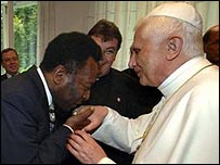 Papa se reuniu com Pelé e deve visitar a América Latina