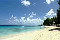 Traeth tawel - ond mae cynnwrf yn y Caribî