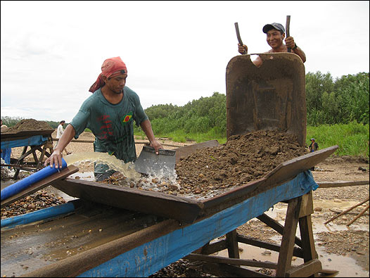 Mineros en la playa del río Madre de Dios